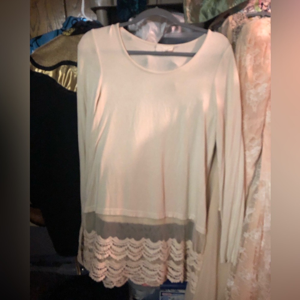 Winter Lennon Ultra Soft Scalloped Lace Hem Top- 745 $25 or $20 w/offer